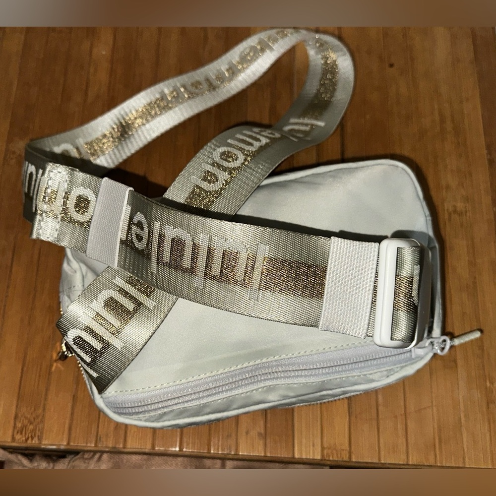 Lululemon Athletica Gray White Gold Glitter Crossbody Everywhere Belt Bag 1L - Picture 15 of 16